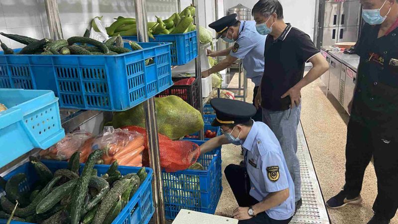 在选购面粉和粮油时，以下质量指标值得重点关注：
